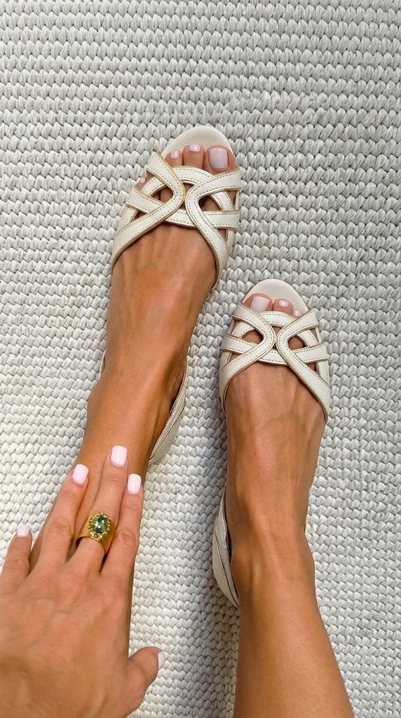 Paxtyn | Flat Cream Sandals